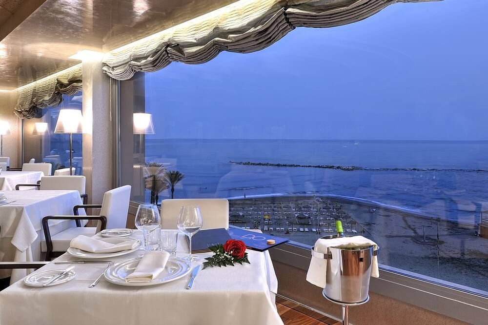 هوتل فينتسي سيليتثيون أليسا - بينالمادينا - مطعم