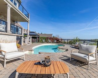 Resort-Like Amenities: Pool, Gym, Hot Tub, Front Water, Game Room, Cinema - Terrebonne - Balcony