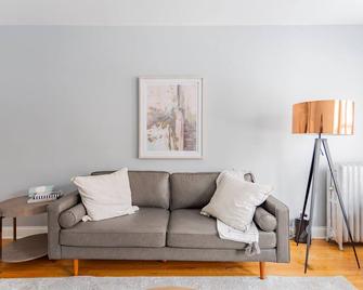 Charming|comfortable|1br|lincoln Square - Chicago - Living room