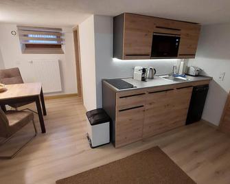 Economy apartment basement (22sqm) with kitchen, smart TV and rain shower - Selb - Keuken
