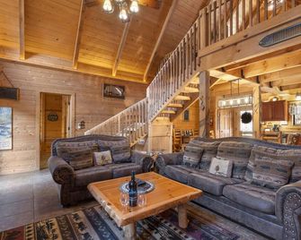 Real Wood Cabin-Pvt Hottub-Free Attraction Tickets-Near Big Cedar & Thunder Ridge-Games - Ridgedale - Living room