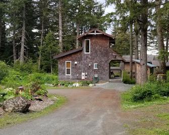 Unique Alaskan Cabin, minutes from Airport & Ferry - private sauna! - Juneau - Building