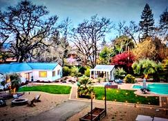 Sonoma Creek Retreat in Kenwood (31+days)- with Pool & Spa - Kenwood - Pool