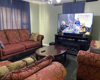 Three bedroom 5 minutes to state university & town, 10 min to baptist hospital - Winston-Salem - Living room