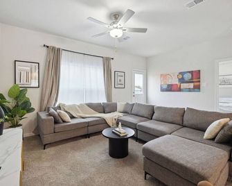 Lavida, Luxury 6brm, Sleeps 15, Backyard, Dallas Tx - Dallas - Living room