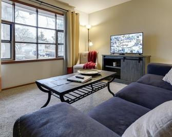 Lots Of Amenities & Very Clean 2-Bedroom Home! - St Joseph - Living room