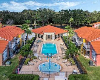 Resort Community 4 Bedroom Family Home, Pool & 15 Min Disney - Kissimmee - Pool
