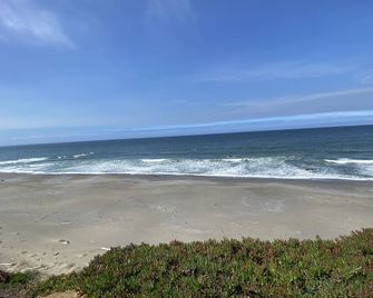 Nesika Beach Bluff Cottage - Gold Beach - Beach