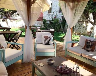 Bizim Ev Hotel - Adults Only - Alacati - Patio