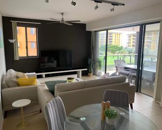 Darwin Waterfront Apartments - Darwin - Living room
