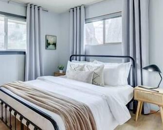 River Views, Hot Tub, Ping Pong, Game Room! - The Dalles - Bedroom