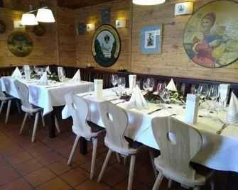 Schlosswirtschaft Moos, Zimmer mit Wirtshaus und Natur - Niederalteich - Restaurant