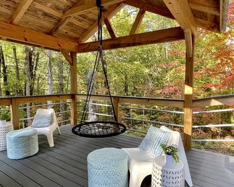 Luxury Tiny House with Treehouse Bedroom and HotTub on 34acres secluded - Tellico Plains - Balcony