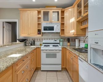 The Farmhouse @ Spruce Meadows/ Dewinton 2 bed - De Winton - Cuisine