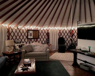 Big Island Yurt Adventures - Ocean View - Sala de estar