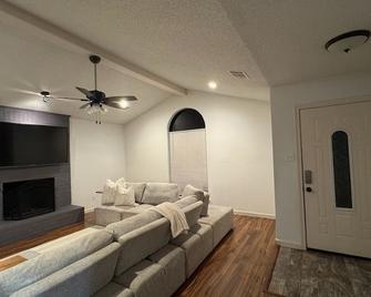 3-bedroom house in fabulous Wylie with WiFi, AC - Wylie - Living room