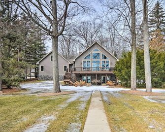 Lakefront Roscommon Home w/ Game Room & Dock! - Roscommon - Edificio