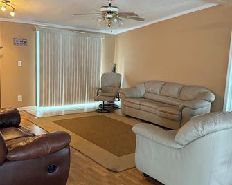 Lakefront Getaway w/ Dock, Huge Deck & Unbeatable Sunset Views - Madison - Living room