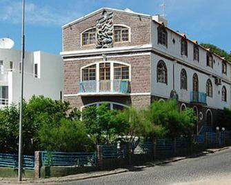 Bed And Breakfast Residencial Maravilha - Mindelo - Building