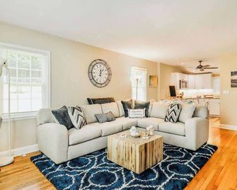 Home on Sunset: Warm, Relaxed, Family Ready - High Point - Stue