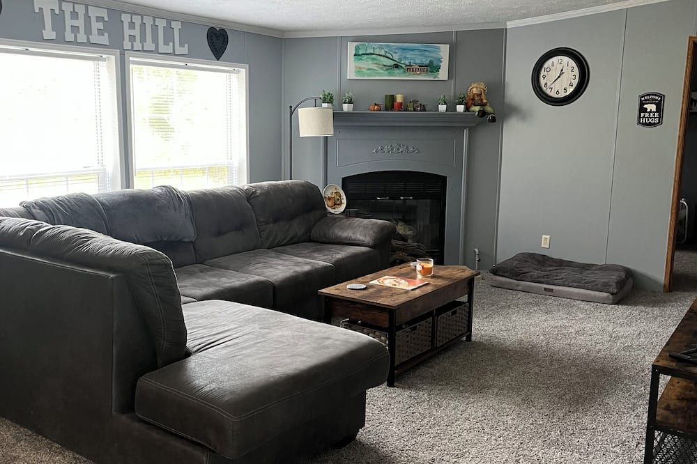 Quite, private 4 bed room 2 full bath home located in Newark oh. Sleeps 12. - Heath - Вітальня