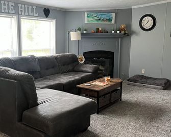 Quite, private 4 bed room 2 full bath home located in Newark oh. Sleeps 12. - Heath - Huiskamer
