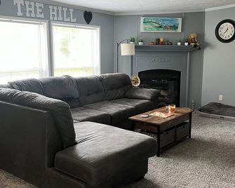Quite, private 4 bed room 2 full bath home located in Newark oh. Sleeps 12. - Heath - Вітальня