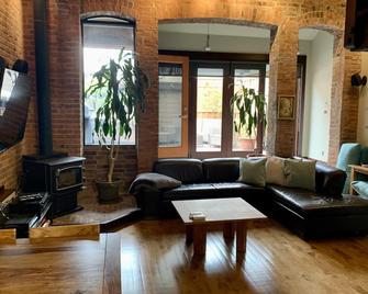 Heritage Gastown Loft w/ Hot Tub & Steam Room - Vancouver - Living room