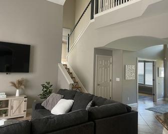 Beautiful Home with pool walking distance to Lake Austin 4 bedrooms - Bee Cave - Sala de estar