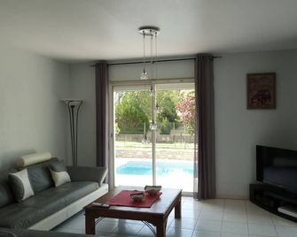 All air-conditioned villa with swimming pool 6 to 7 people - Barjac - Living room
