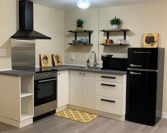 Entire basement suite in centre of Olds. 1 hour to Calgary- 2 hours to Banff! - Olds - Кухня