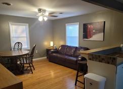 Sleeps 8, value packed, 2 baths, comfy - Knoxville - Wohnzimmer