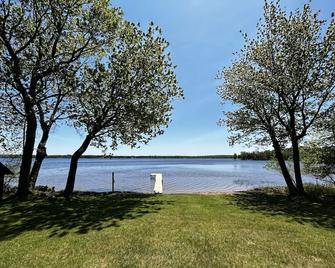 Lakefront Cottage on South Manistique Lake - Curtis - Beach