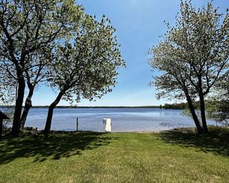 Lakefront Cottage on South Manistique Lake - Curtis - Playa