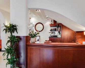 Hotel Villa Pina - Milano Marittima - Recepción