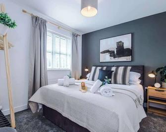 NEW! Stylish 1-Bed Flat in Crewe by 53 Degrees Property - Ideal for Business & Professionals - Sleeps 3! - Crewe - Bedroom