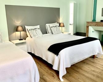 Hôtel Restaurant La Désirade - Saint-Désirat - Schlafzimmer