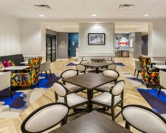 Hampton Inn & Suites Newport/Cincinnati - Newport - Area lounge