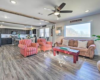 Boho Mountain Home Escape, Walk to Marina! - Mountain Home - Living room