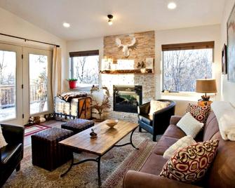 Visit the Upper Hillside near Chugach State Park nature-rich yet convenient - Anchorage - Living room