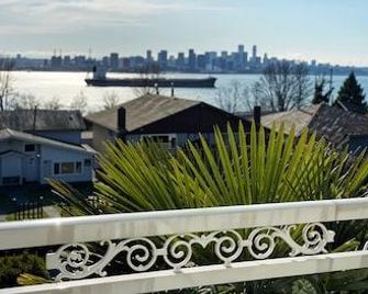 Ocean Breeze Executive Bed and Breakfast - North Vancouver - Balkon