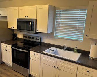 The Relaxing House - Quiet 2 Bedroom Home - Raymond - Kitchen
