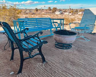 Hilltop Cabin with Starlink and View 10 mins to JT Park - Twentynine Palms - Patio