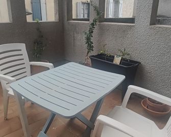 Fully-equipped city-centre apartment with terrace 200 m from the station - Carcassonne - Innenhof