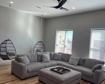 Welcome to 7th Heaven! - Hays - Living room