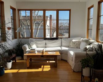 Modern Waterfront Home brsteps from the water in quiet beachside neighborhood - Westport - Living room