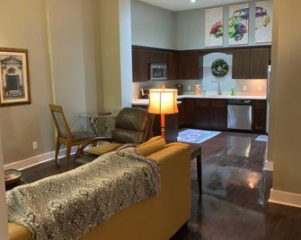 Best location downtown- on parade route close to everything - Mobile - Living room