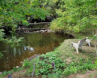 Cozy Cabin On The Bank Of Bear Creek With A Hot Tub To Relax In! - Hinckley - Venkovní prostory