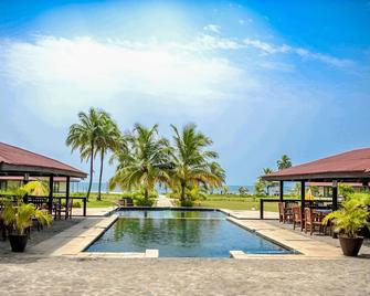 آر إل جاي كينديجا ريزورت آند فيلاز - مونروفيا - حوض السباحة