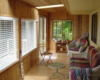 Waterfront cottage close to ferry - Mayne Island - Living room